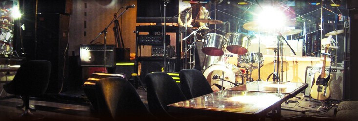 大阪市福島区のライブハウス・バー【ライブハウスSTUDIO JBL】<span>気軽に楽器を演奏しながら遊んでいただけるライブハウス</span>